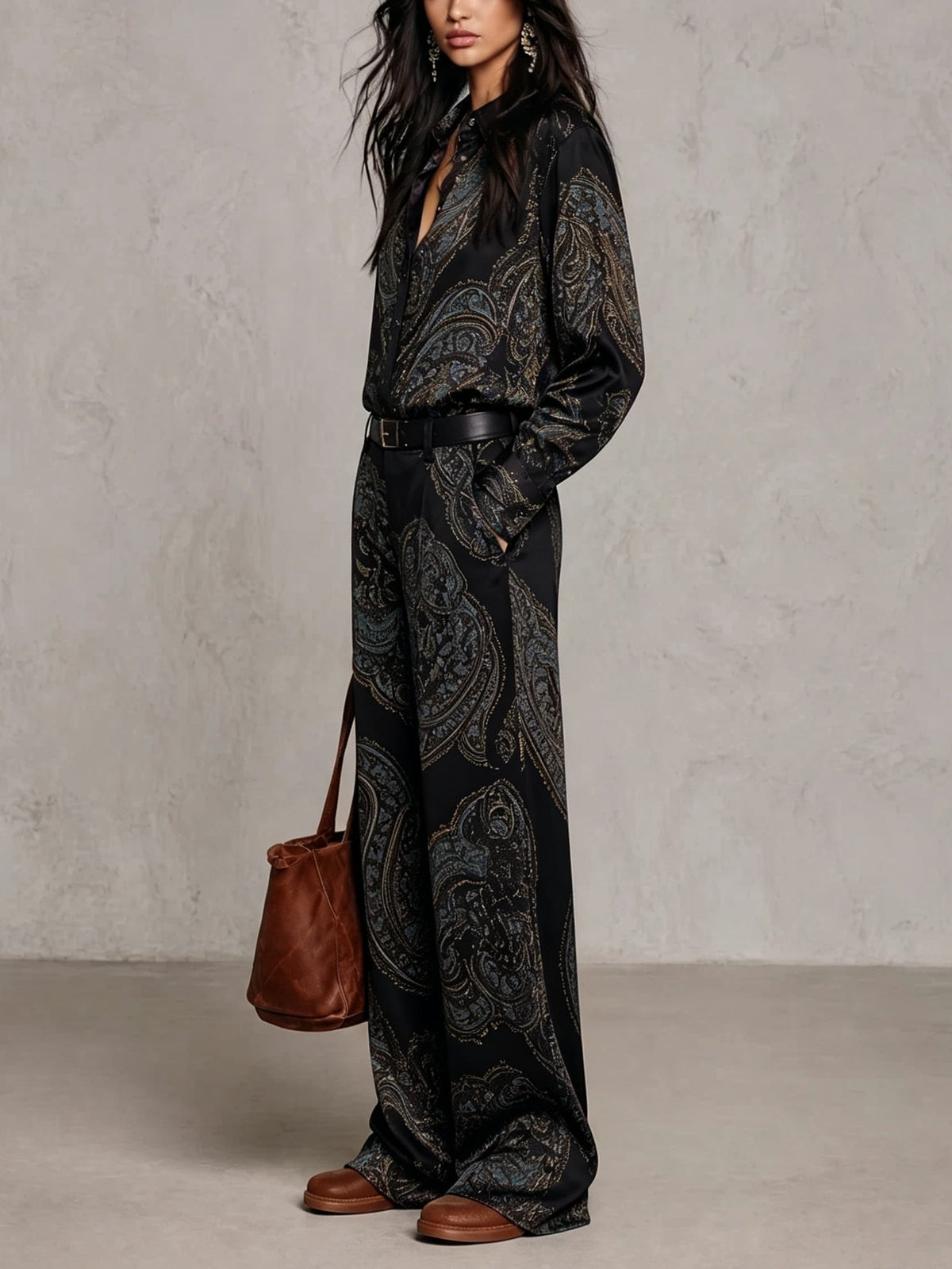 Conjunto de camisa satinada estampada y pantalón de pierna ancha.