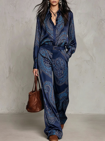 Conjunto de camisa satinada estampada y pantalón de pierna ancha.