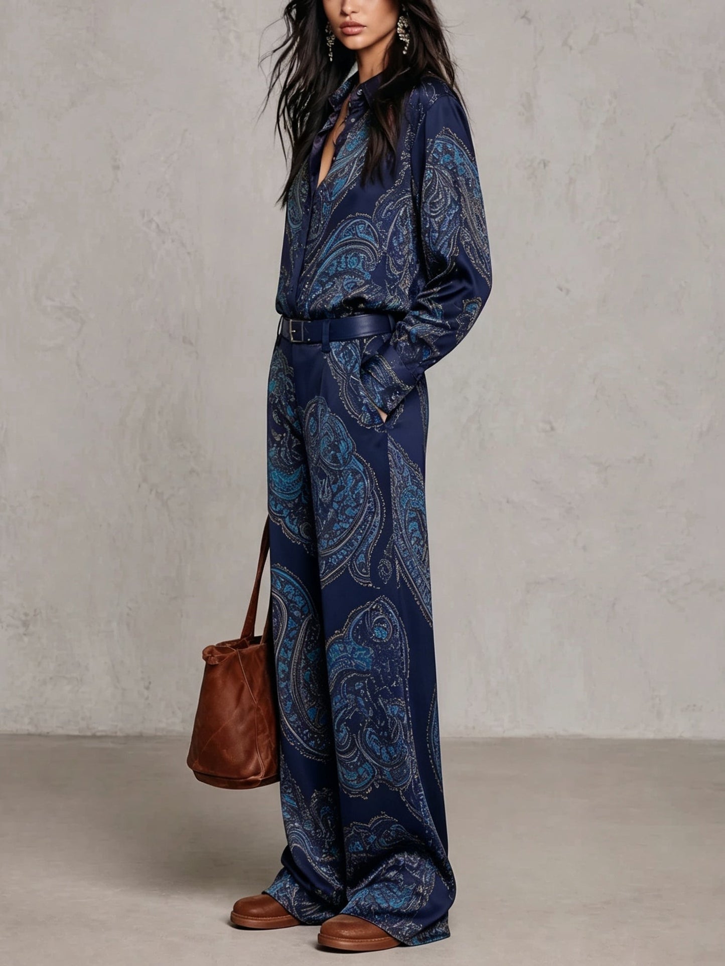 Conjunto de camisa satinada estampada y pantalón de pierna ancha.
