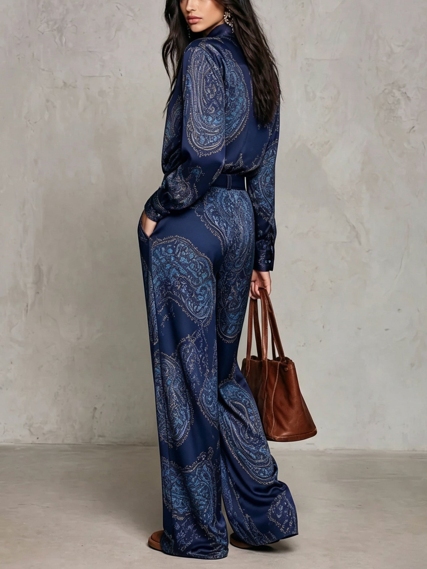 Conjunto de camisa satinada estampada y pantalón de pierna ancha.