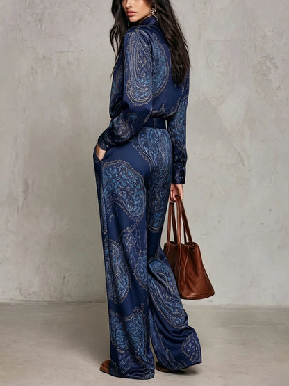 Conjunto de camisa satinada estampada y pantalón de pierna ancha.