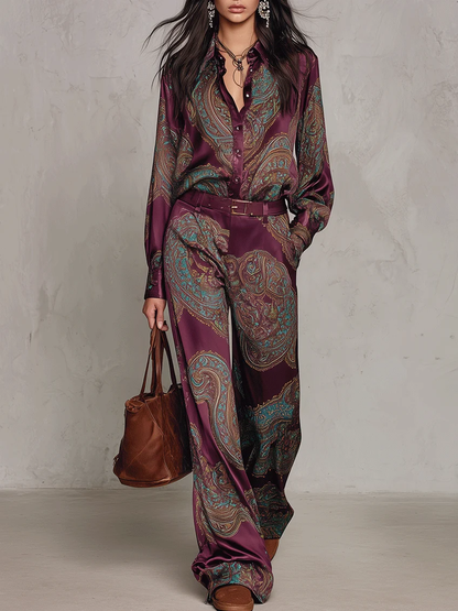 Conjunto de camisa satinada estampada y pantalón de pierna ancha.