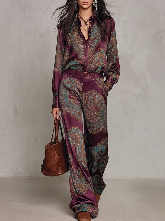 Conjunto de camisa satinada estampada y pantalón de pierna ancha.