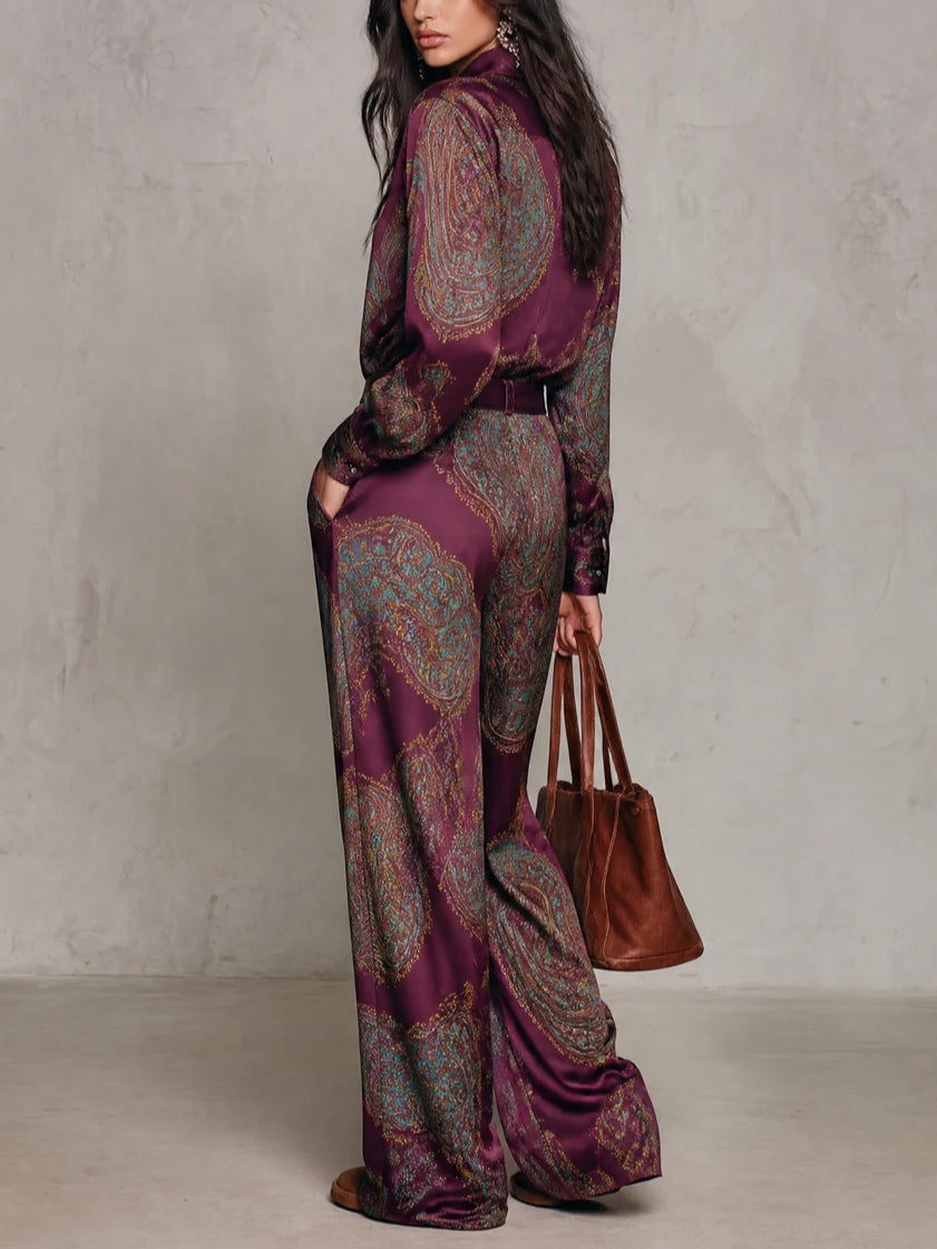 Conjunto de camisa satinada estampada y pantalón de pierna ancha.