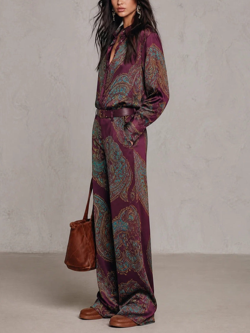 Conjunto de camisa satinada estampada y pantalón de pierna ancha.