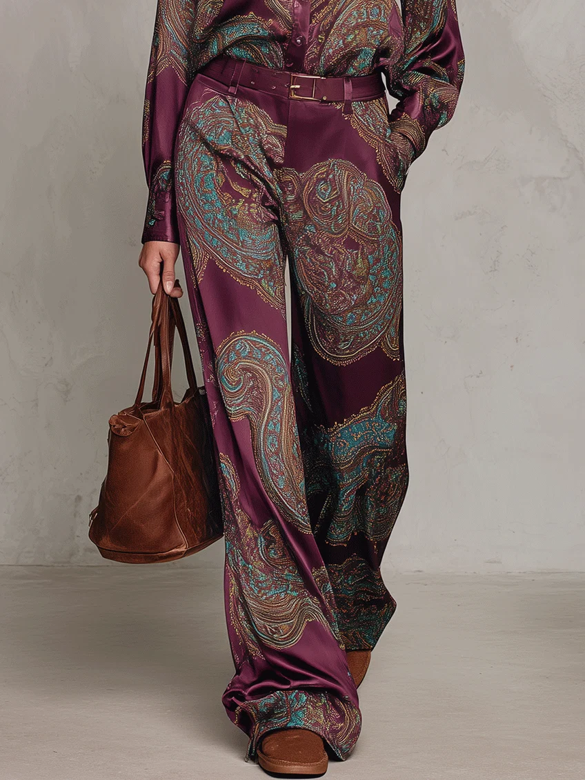 Conjunto de camisa satinada estampada y pantalón de pierna ancha.