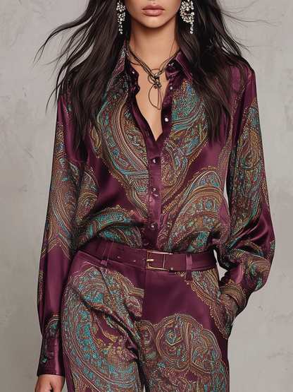 Conjunto de camisa satinada estampada y pantalón de pierna ancha.